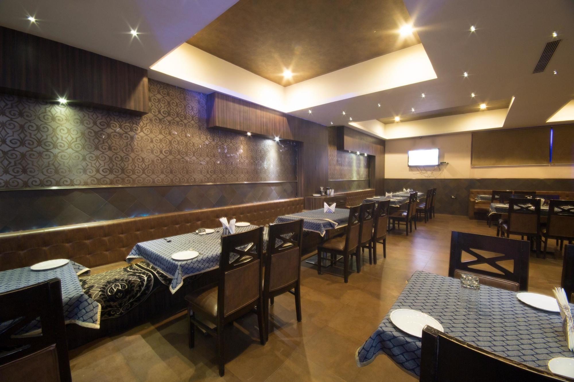 Oyo 1524 Hotel Vaani Continental Kanpur Exterior foto